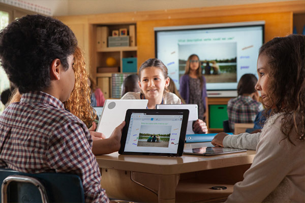Schüler im Klassenraum mit SMART Board und vernetzten Mobilgeräten