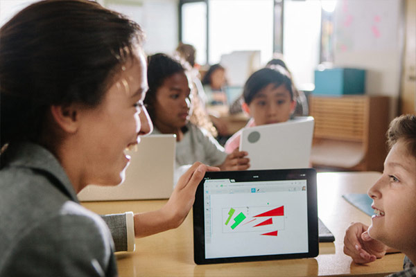 Schüler im Klassenraum mit interaktiven Geräten